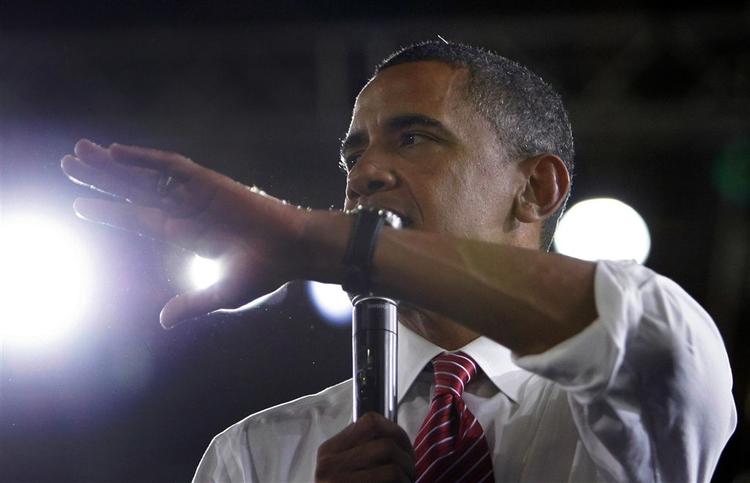 Barack Obama svarer nu igen på rivalen John McCains negative angreb. 