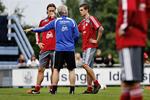 Daniel Agger (th) ses i samtale med landstræner Morten Olsen under dagens træning med landsholdet i Helsingør. 