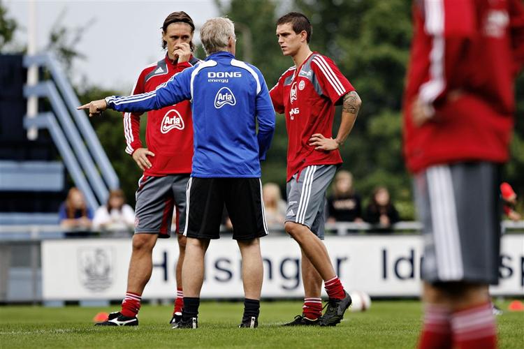 Daniel Agger (th) ses i samtale med landstræner Morten Olsen under dagens træning med landsholdet i Helsingør. 