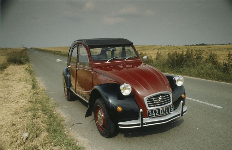 Citroën 2 CV blev undervejs i sit lange løb peppet op med forskellige specialmodeller. Her en Charleston fra 1986. 
