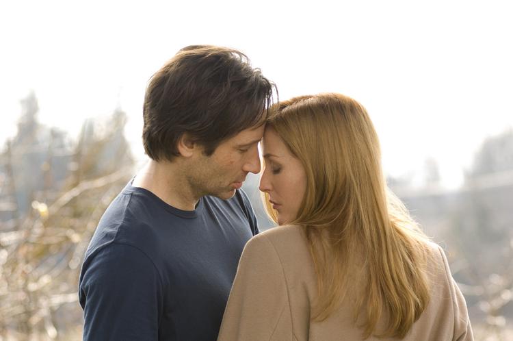 Dana Scully alias Gillian Anderson og Fox Mulder alias David Duchovny i biografaktuelle  'X-Files: I Want To Believe'. Som er instrueret af hvem? Foto fra filmen. 