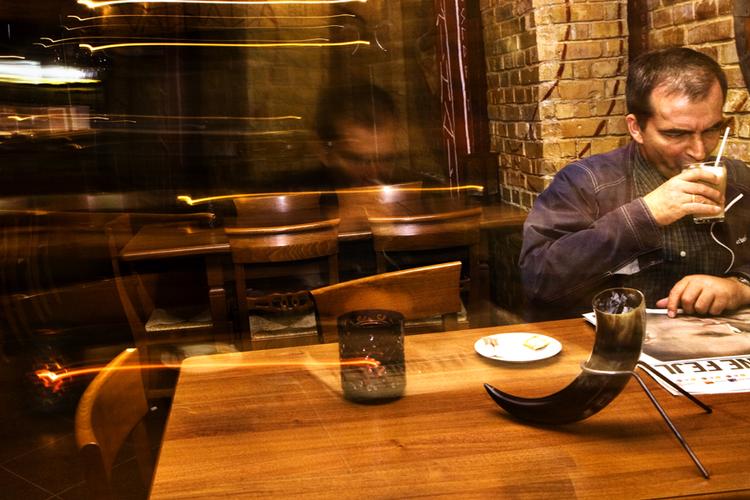 Heavyrocken lægger lyd til den daglige kaffeslabberas for vikinger på Café Valhalla, der skruer op for lyden om aftenen, hvor caféen forvandler sig til en rockklub. 