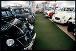 På gården Steensgaard ved Skanderborg ligger et stort specialværksted for gamle Citroën 2CV-biler. 