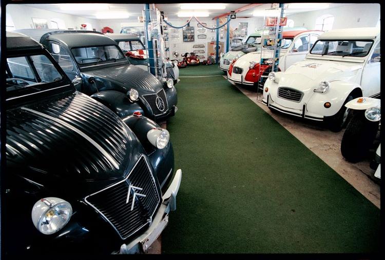 På gården Steensgaard ved Skanderborg ligger et stort specialværksted for gamle Citroën 2CV-biler. 