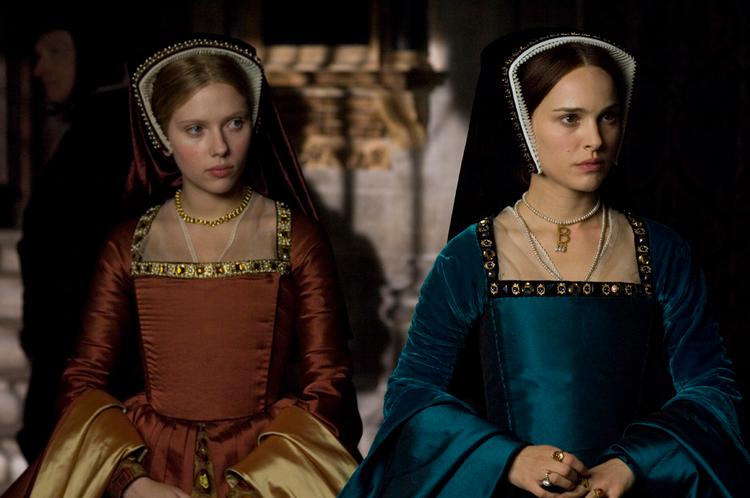 Rygtet går, at Henrik VIII's kone ikke har været i stand til at føde ham en tronfølger, og sir Thomas Boleyn udtænker en plan: Hans datter Anne (Nathalie Portman) th. skal bedåre kongen og føde ham en søn. Men kongen er mere betaget af den anden  Boleyn-datter, Mary (Scarlett Johansson). 