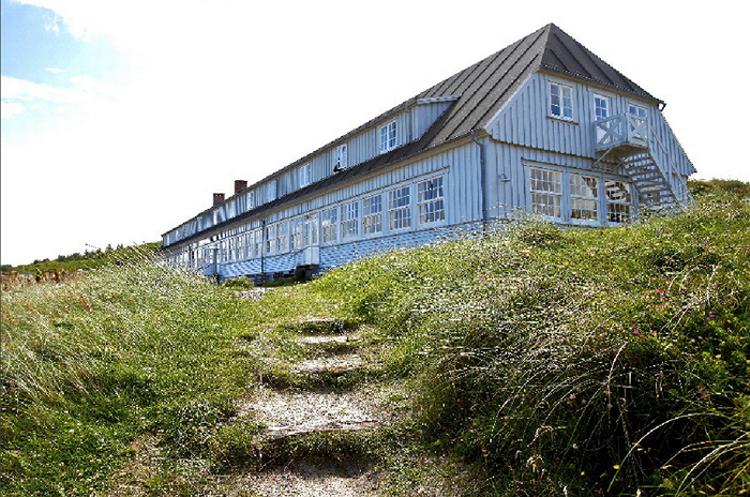 Sådan skal et badehotel se ud: Der er sol, sand og en duft af saltvand på Svinkløv Badehotel. 