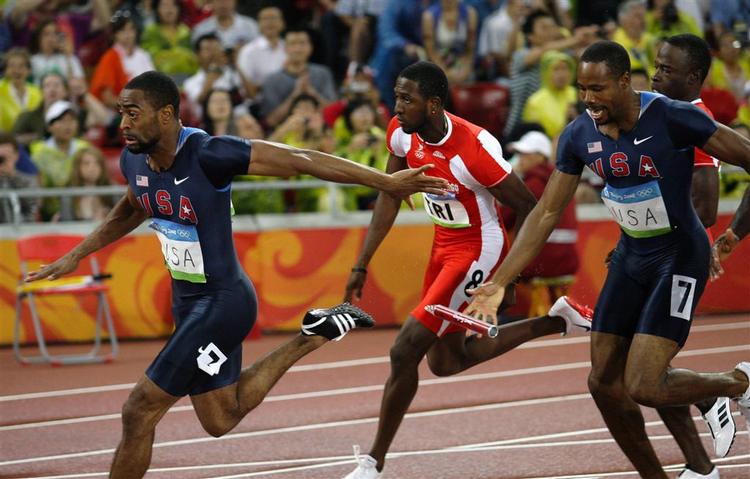 Darvis Patton (th.) og Tyson Gay taber depechen i mændenes 4x100 meter. 