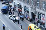 En læser var hurtig med et billede fra Istedgade og har sendt dette billede kort efter knivstikkeriet ved pizzeriaet på Vesterbro i København. 