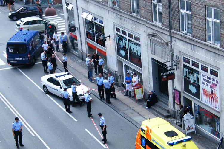 En læser var hurtig med et billede fra Istedgade og har sendt dette billede kort efter knivstikkeriet ved pizzeriaet på Vesterbro i København. 