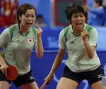 Japans Sayaka Hirano og Haruna Fukuoka i det nogle synes er alt for meget tøj. 