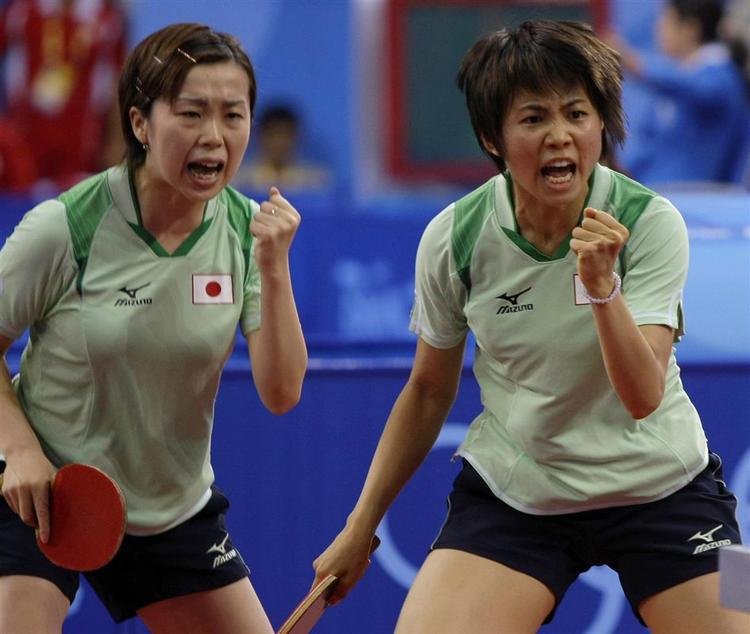 Japans Sayaka Hirano og Haruna Fukuoka i det nogle synes er alt for meget tøj. 