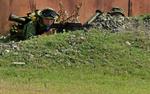 Trods Ruslands løfter om tilbagetrækning graver disse russiske soldater sig ned ved den georgiske havneby Poti. Konflikten i Georgien har skabt en alvorlig krise mellem Rusland og Nato. 