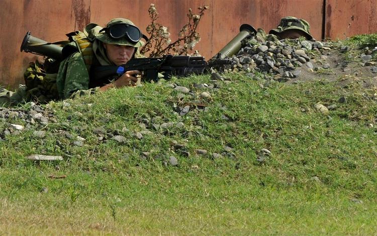 Trods Ruslands løfter om tilbagetrækning graver disse russiske soldater sig ned ved den georgiske havneby Poti. Konflikten i Georgien har skabt en alvorlig krise mellem Rusland og Nato. 