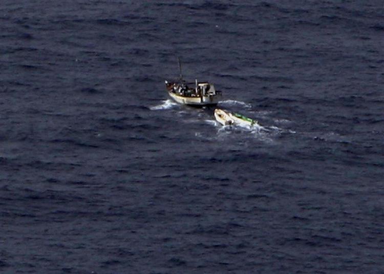Formodede pirater flygter efter et mislykket kapringsforsøg i Adenbugten. Området har oplevet tre skibskapringer på én dag. (Arkivfoto) 