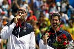 Philip Dalhausser (til venstre) og Todd Rogers fejrer guldmedaljen i beachvolley. 