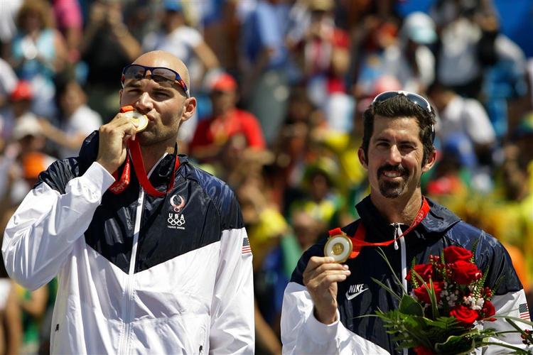 Philip Dalhausser (til venstre) og Todd Rogers fejrer guldmedaljen i beachvolley. 