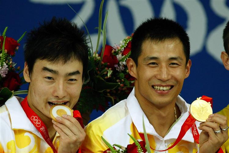 Qin Kai (tv.) og Wang Feng vandt guld i synkronudspring. 