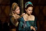 Scarlett Johansson (tv) leverer ikke den store skuespillerindsats som den ene Boleyn søster, det gør Natalie Portman (th) til gengæld. 