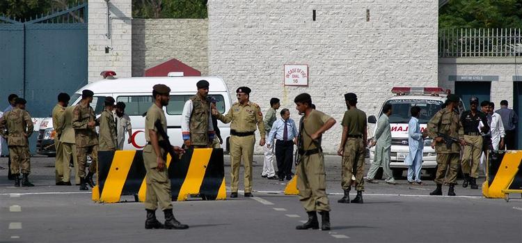 Soldater fra den pakistanske hær uden for den store våbenfabrik i byen Wah (35 kilometer vest for hovedstaden Islamabad), hvor to selvmordsbombere i går detonerede deres bomber. En tredje formodet selvmordsbomber blev anholdt tæt på gerningsstedet og en jakke med sprængstoffer blev fundet i en moske i nærheden. 