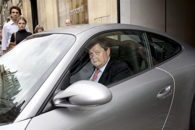 Bjørn Stiedl forlader sit kontor i Paris i sin Porsche. Arkivfoto. 