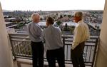 McCain ejer syv ejendomme - otte, hvis man tæller et nyindkøbt sommerhus i Californien med. Her nyder han udsigten fra sin ejerlejlighed i Phoenix, Arizona. 
