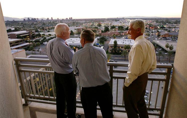 McCain ejer syv ejendomme - otte, hvis man tæller et nyindkøbt sommerhus i Californien med. Her nyder han udsigten fra sin ejerlejlighed i Phoenix, Arizona. 