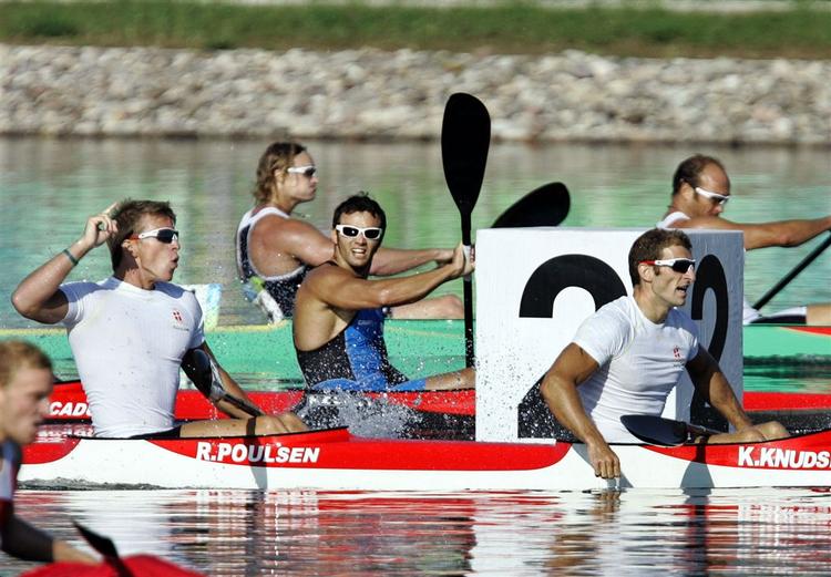 Danmarks Kim Wraae Knudsen (forrest)  og Rene Holten Poulsen i aktion i herrenes finale i 1000 meter toerkajak. 