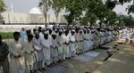 Fredagsbøn uden for Den Røde Moske i Islamabad, hvor HK mødte Usman. 