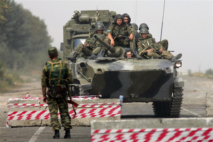 Russiske soldater bevæger sig mod Sydossetien og ud af Georgien. 