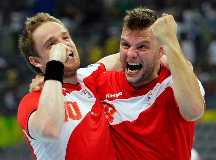 Snorri Steinn Gudjonsson og Robert Gunnarsson fejrer seksmåls-sejren over de spanske favoritter. 
