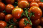 Det udleder væsentligt mindre CO2 at købe et kilo tomater, kørt med lastbil fra Spanien, end et kilo danske tomater. 