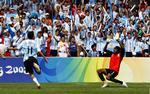 Afgørelsen: Angel di Maria lobber og Ambruse Vanzekin er prisgivet; 1-0 til Argentina. 
