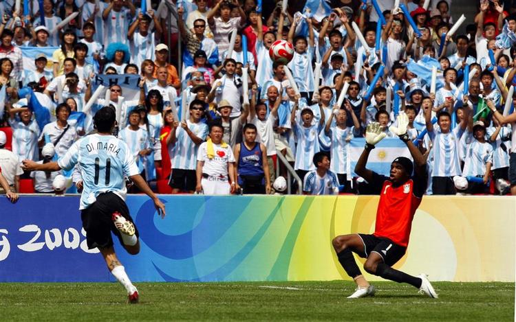 Afgørelsen: Angel di Maria lobber og Ambruse Vanzekin er prisgivet; 1-0 til Argentina. 
