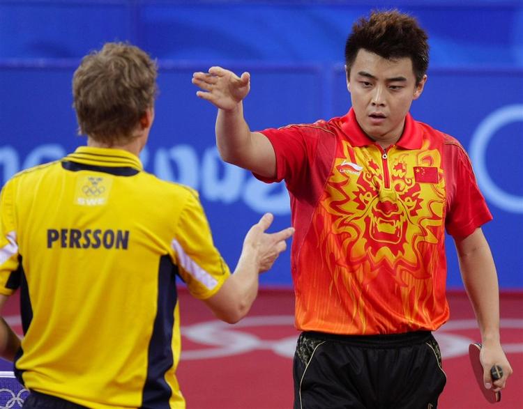Wang Hao (th.) er i OL-finalen, hvor han møder Ma Lin, efter sin 4-1-sejr over Jörgen Persson. 