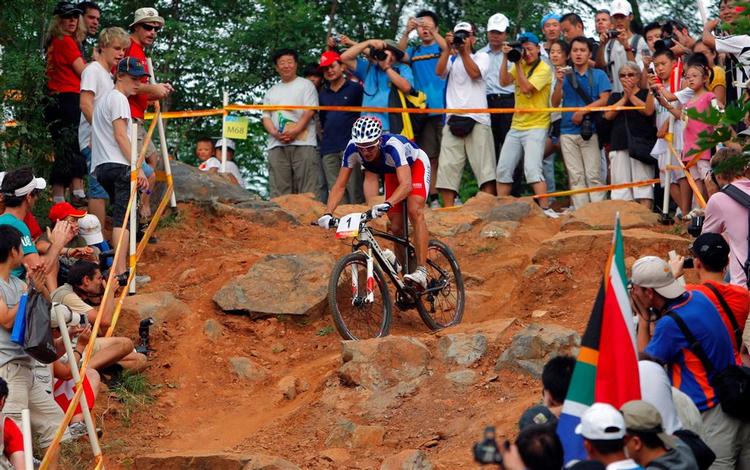 Julien Absalon fra Frankrig (billedet) vinder guld i mountainbike. Danske Jakob Fuglsang gik kold undervejs. 