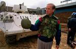 Joe Biden foran danske soldater i Sarajevo i 1993. Han er især kendt for sin store udenrigspolitiske erfaring. 