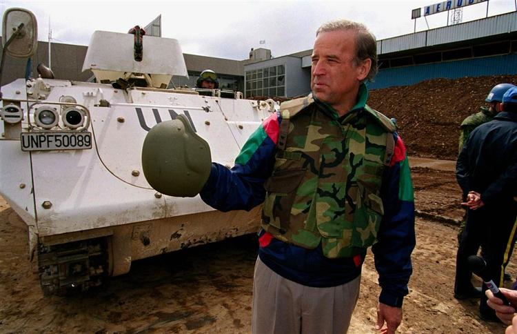 Joe Biden foran danske soldater i Sarajevo i 1993. Han er især kendt for sin store udenrigspolitiske erfaring. 
