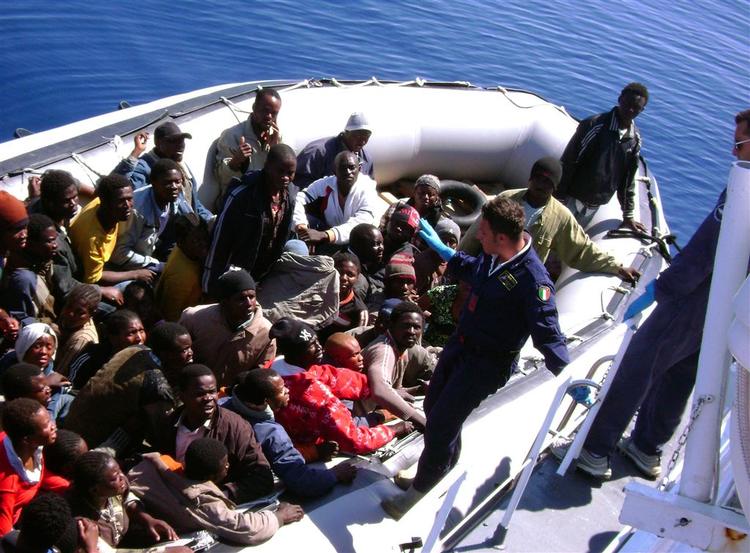 Afrikanske flygtninge på vej til Lampedusa (arkivfoto). 
