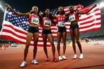 De amerikanske kvinder og mænd fik oprejsning på 4x400 meter stafet. 
