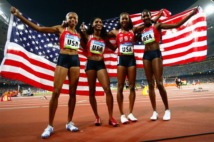 De amerikanske kvinder og mænd fik oprejsning på 4x400 meter stafet. 