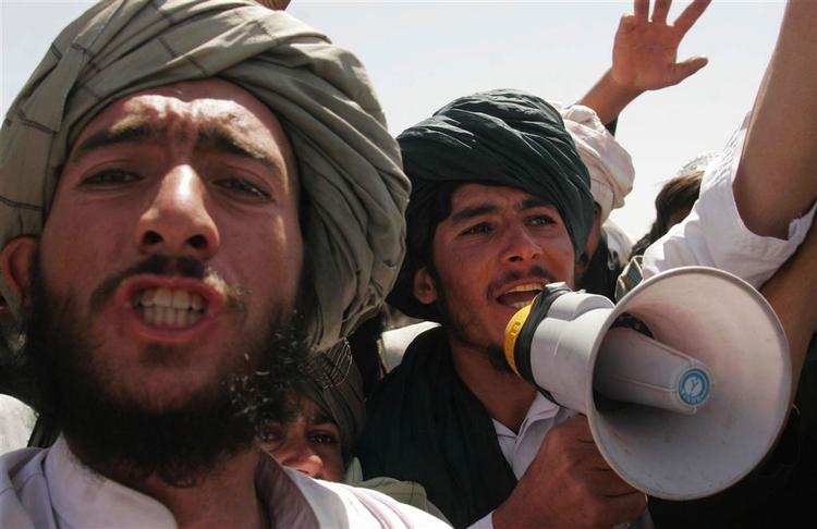 »Død over USA og over den Afghanske Nationalhær« stod øverst på ønskelisten, da flere hundrede Afghanere i dag demonstrerede imod gårsdagens luftangreb i byen Azizabad i Herat Provinsen. 