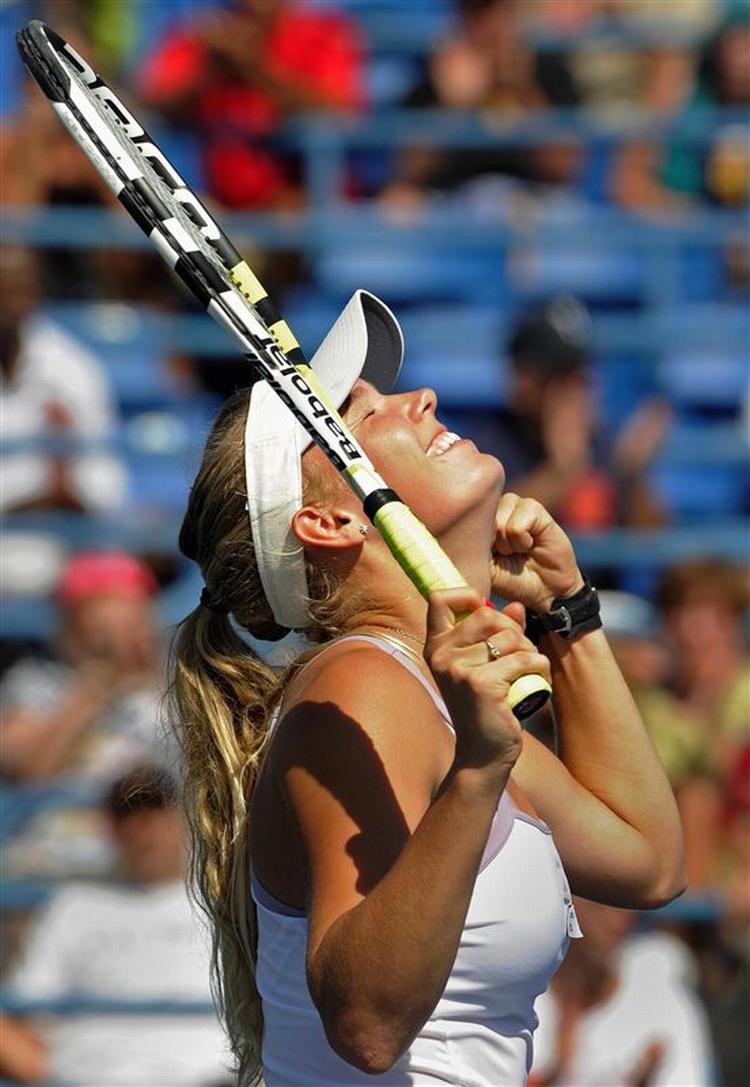 En jublende Caroline Wozniacki efter sejren over verdens nr. 11 Anna Chakvetadze. 
