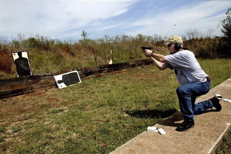 Mange amerikanere har deres egne våben. Her øves der på en skydebane i Texas. Arkivfoto 