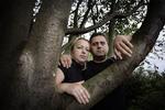 Parret har to, som er fuldt integrerede og går i skole i Vejby i Nordsjælland. Faderen Muamer Alomerovic, der er serbisk-uddannet sygeplejer, har de sidste 20 måneder været en værdsat medarbejder på plejehjemmet Trongården. 