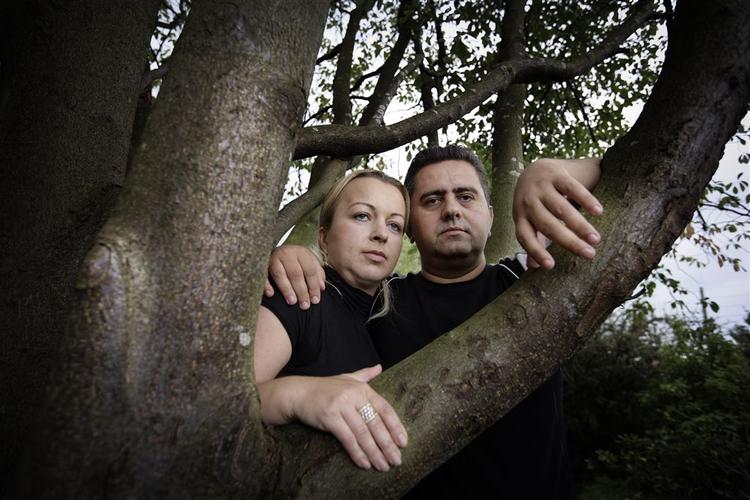 Parret har to, som er fuldt integrerede og går i skole i Vejby i Nordsjælland. Faderen Muamer Alomerovic, der er serbisk-uddannet sygeplejer, har de sidste 20 måneder været en værdsat medarbejder på plejehjemmet Trongården. 