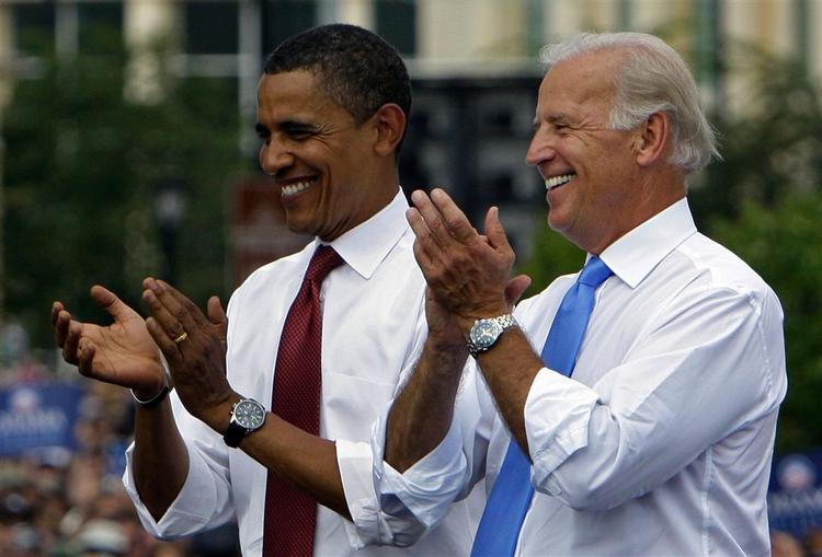 Barack Obama (rødt slips) og Joseph Biden (blåt slips) skal nu sammen forsøge at slå John McCain, og en endnu ukendt medkandidat, i kampen om præsidentposten. 
