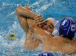 Mladjan Janovic fra Montenegro, til venstre, i kamp med serbiske Filip Filipovic i bronzekampen. To serbiske medspillere røg i totterne på hinanden og var ikke med i kampen. 