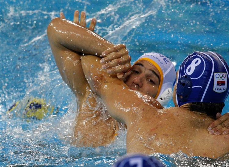 Mladjan Janovic fra Montenegro, til venstre, i kamp med serbiske Filip Filipovic i bronzekampen. To serbiske medspillere røg i totterne på hinanden og var ikke med i kampen. 