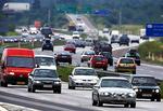 Tættrafikeret motorvej uden for København. 