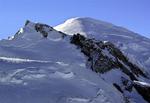 Redningsarbejdet på Mont Blanc er blevet indstillet på grund af frygt for nye laviner, og nu frygtes det, at ti bjergbestigere er omkommet. 